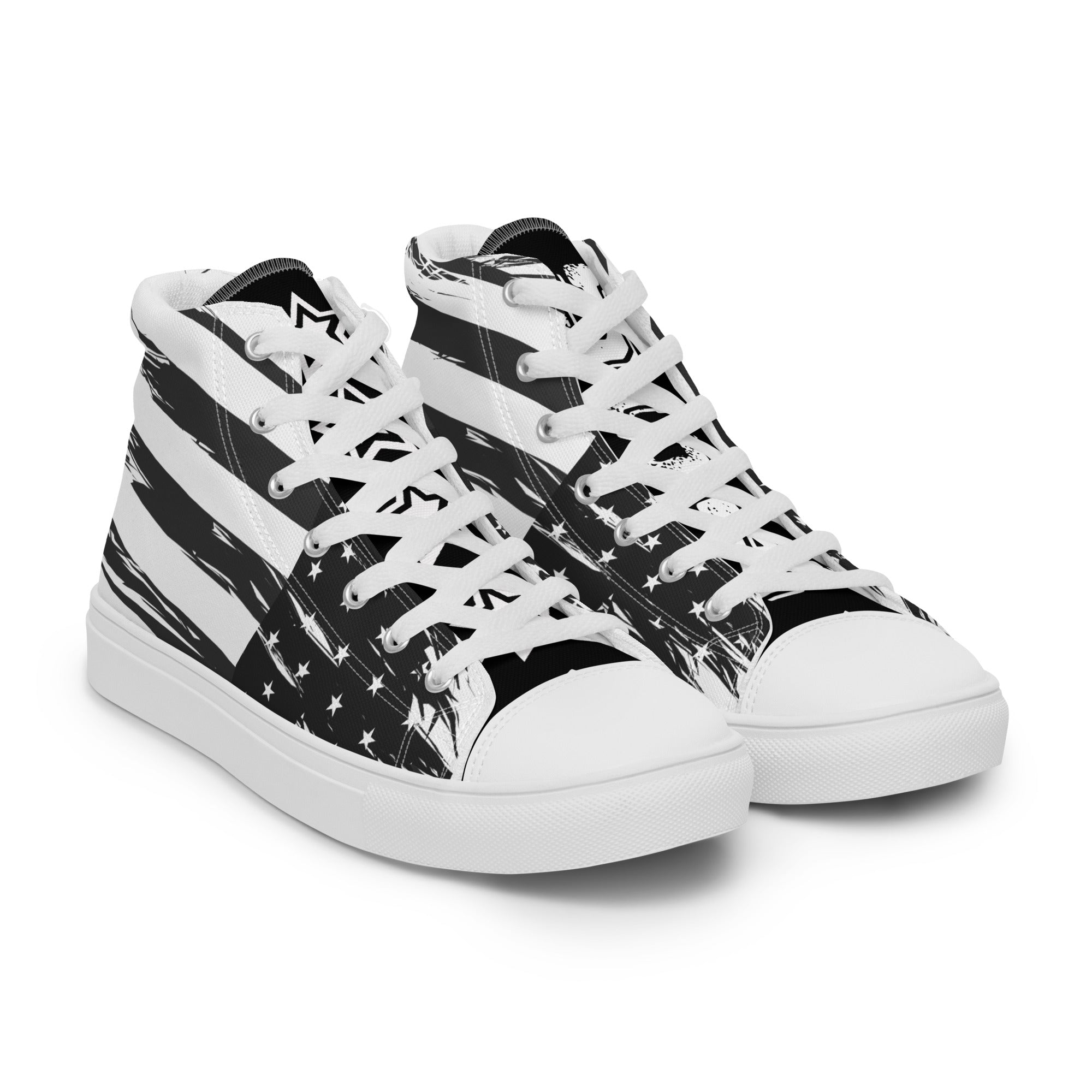 Ein Paar  High-Top Canvas Schuhe Ansicht von vorne mit einem Schwarz-Weiß-Design, das an die USA-Flagge erinnert. Beide Schuhe haben eine schwarze Schuhzunge; die linke trägt den weißen College-Schriftzug "USA" und die rechte vier weiße doppelten Sterne. Schuhsohle, Fusskappe und Schnürsenkel sind weiß. Designed, by Just a Girl.