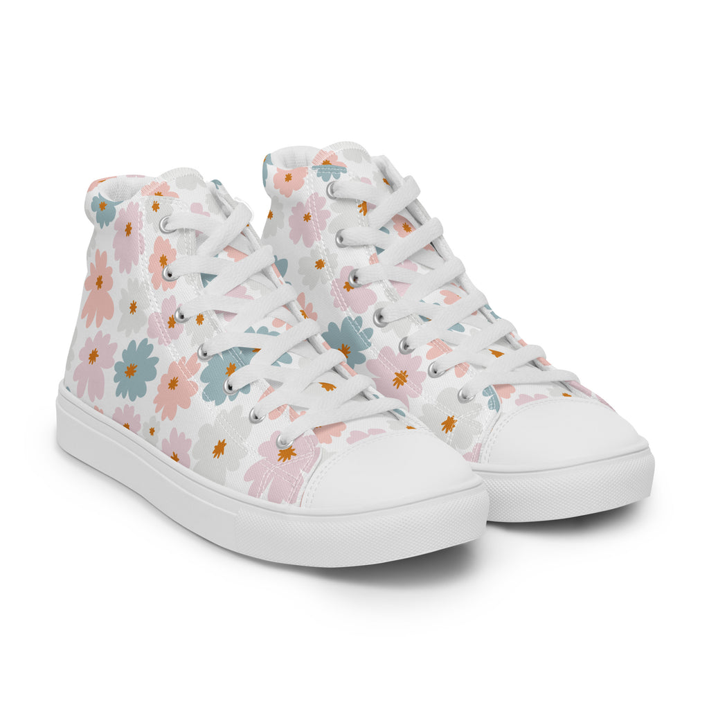 Ansicht von vorne der weißen High-Top-Sneaker mit einem Blumenmuster in Pastellfarben (Rosa, Apricot, beige und petrolfaben). Die Schnürsenkel und Zehenkappen sind weiß Designed, by Just a Girl.