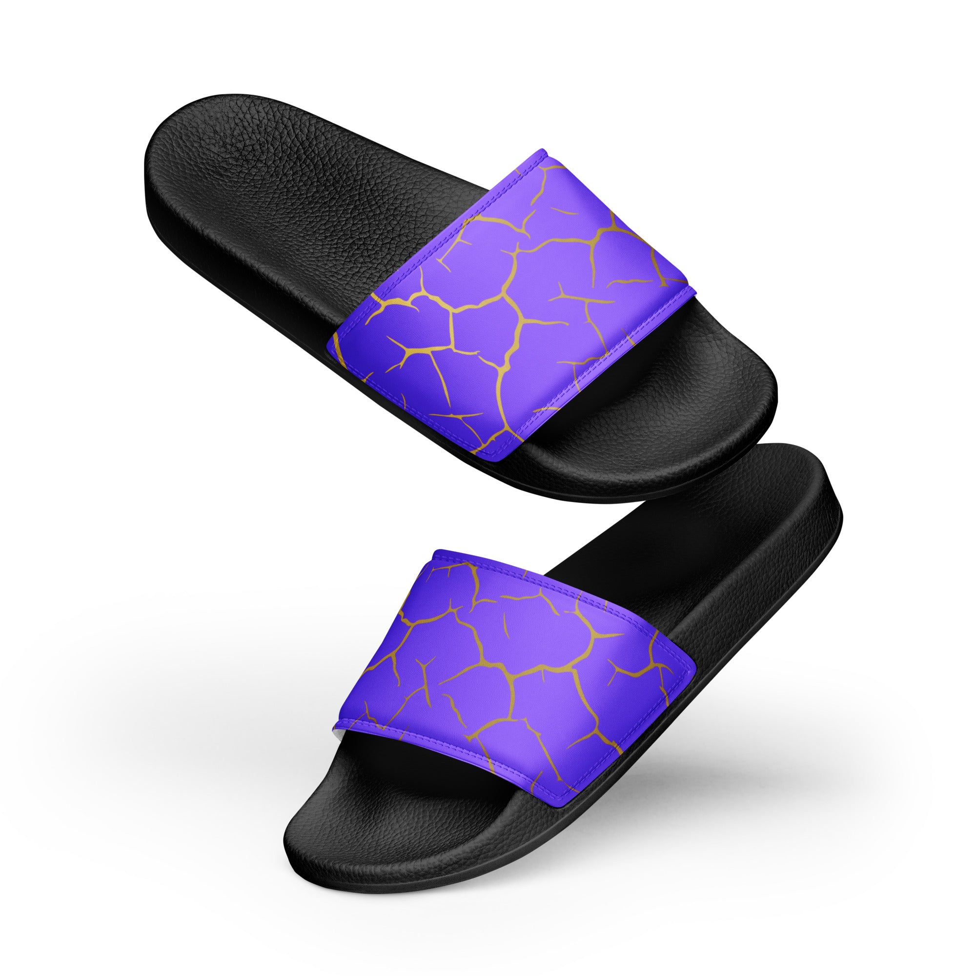 Ein Paar schwarze Flip-Flops mit einem Obermaterial in einem kräftigen Violett, das von einem unregelmäßigen Muster aus gebrochenen goldenen Linien durchzogen ist, die wie Risse oder Sprünge aussehen. Die Riemen sind schwarz und haben eine strukturierte Oberfläche. Auf der Ferse jedes Flip-Flops befindet sich ein rundes gelbes Emblem mit dem Text "BY JUST A GIRL" und "BE BOLD. BE YOU" sowie dem stilisierten Kopf einer Frau mit Bob-Frisur und Sonnenbrille.


