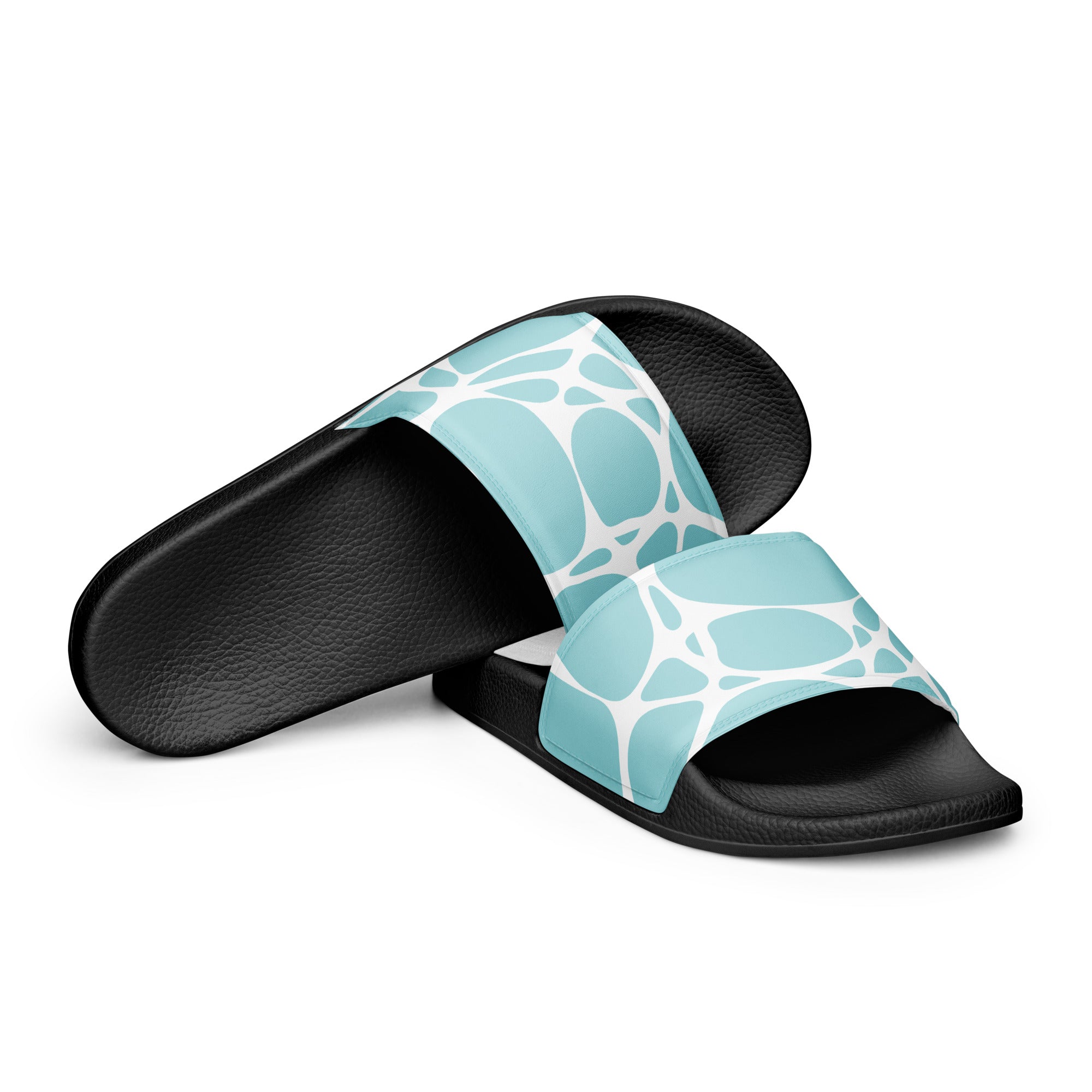 Ein Paar schwarze Damen-Badeschlappen mit einem breiten Riemen. Der Riemen ist helltürkis mit einem großen, unregelmäßigen weißen Muster, das an organische Formen oder miteinander verbundene Wasserflächen erinnert. Die Sohle ist schwarz und hat eine leicht texturierte Oberfläche.