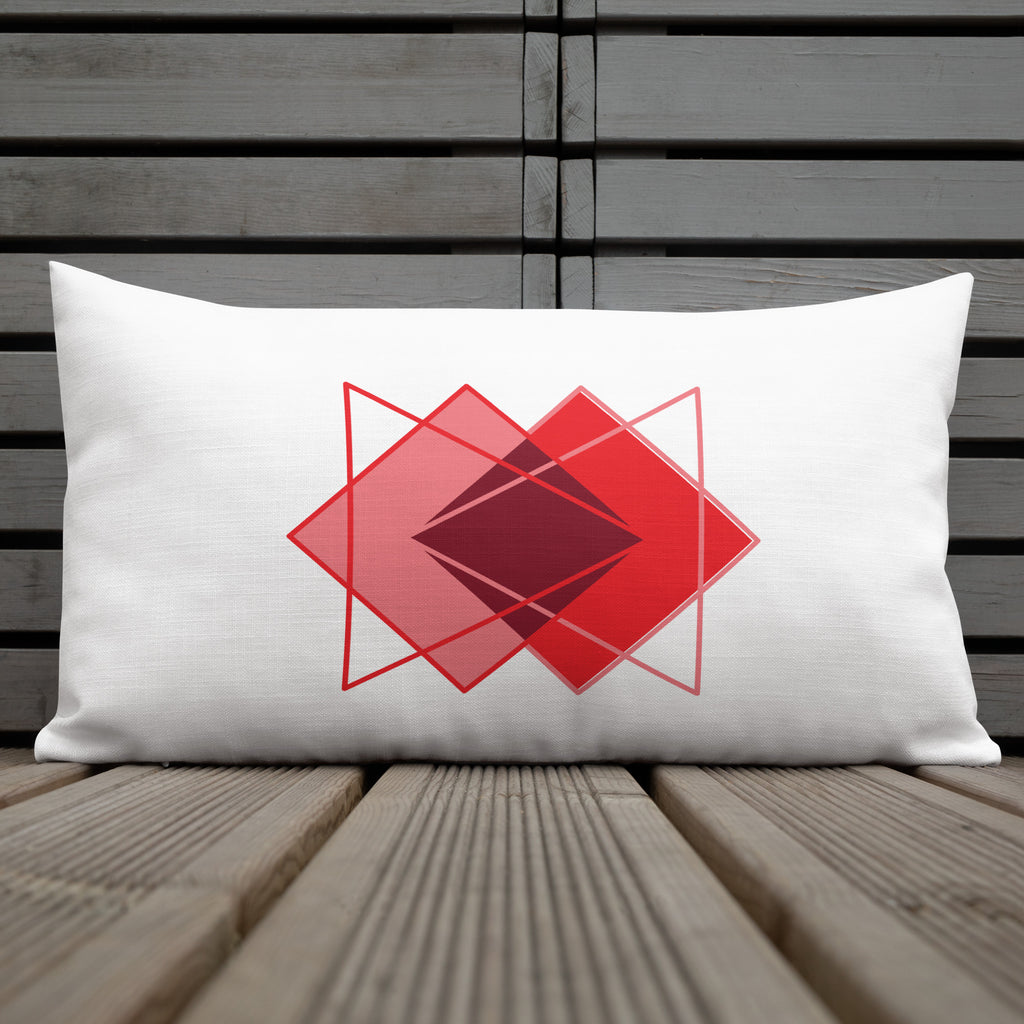 Ein Dekokissen der Grundton ist cremeweiß ist mit einem minimalistischen abstrakten Motiv aus überlappenden, roten und rosafarbenen geometrischen formen in der Größe 20" x 12".